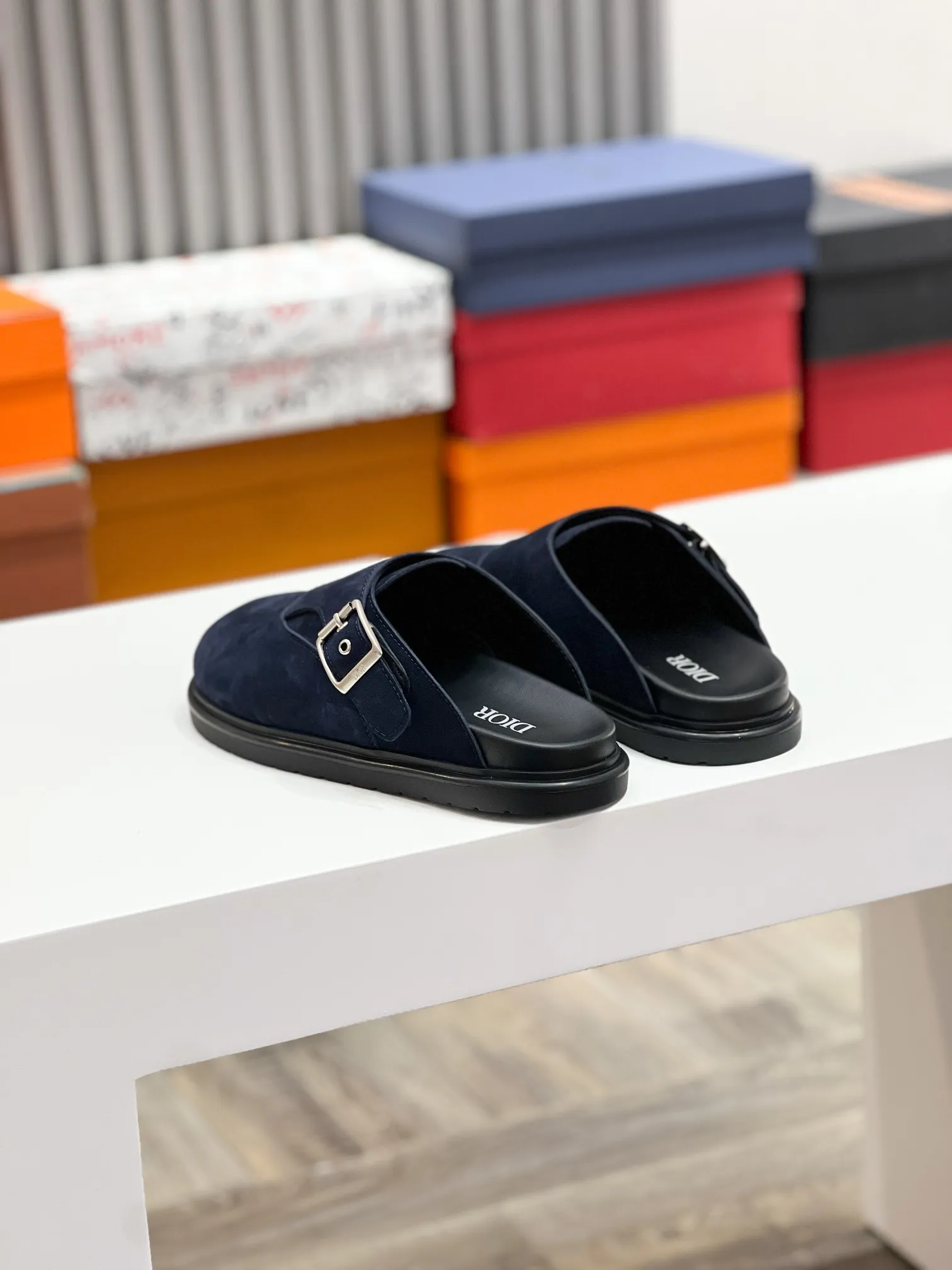 P380 [DIOR] Size 39-44 (38.45 custom-made) 2025ss Dior’s latest men’s slippers are a must-have. Dior Alias ​​Men's Genuine Leather Slippers This summer new Alias ​​sandal embodies a casual and elegant style. Carefully crafted from grained cow leather and Oblique printed fabric, with cowhide lining! Cross-strap design with metal-clad brass CD Diamond logo. The imported cowhide leather and rubber sole adds sophistication and comfort, while Oblique print-effect anti-slip panels add style. No. 012